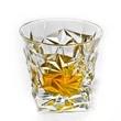 Modern vonalú whiskys pohár itallal.