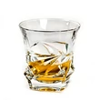 Modern vonalú whiskys pohár itallal.