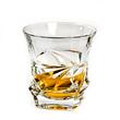Modern vonalú whiskys pohár itallal.