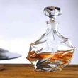 Kristály whiskys üveg, modern dizájn.
