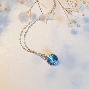 Kristály nyaklánc akvamarin színű medállal, születéskő ékszer