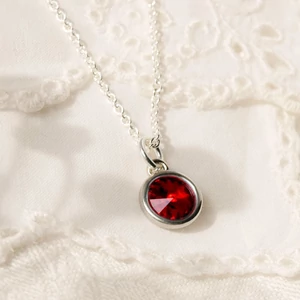 Kristály nyaklánc gránát színű medállal, születéskő ékszer