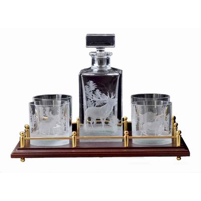 Whiskys készlet tálcán, szarvasos üveggel