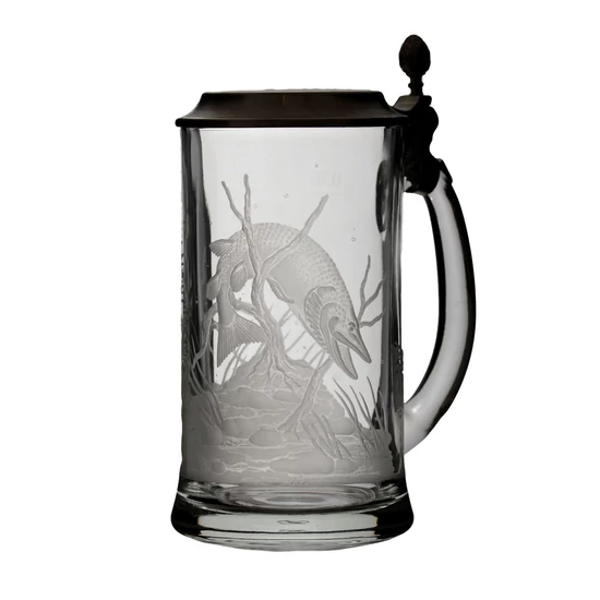 Sörös korsó, kézzel gravírozott csuka motívummal