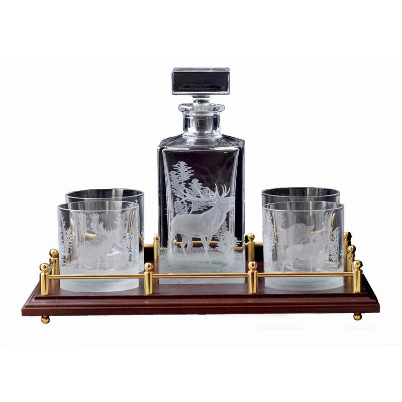 Whiskys készlet tálcán, szarvasos üveggel
