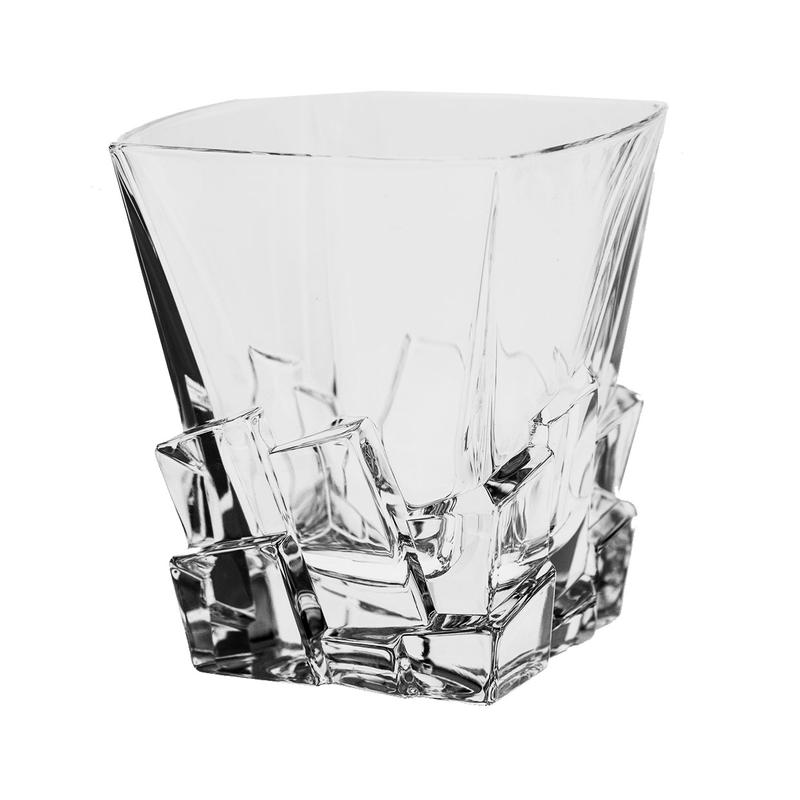 Modern, egyedi mintájú kristály whiskys pohár.