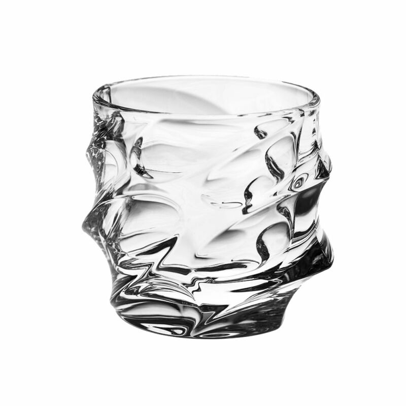 Modern, aszimmetrikus formájú kristály whiskys pohár.