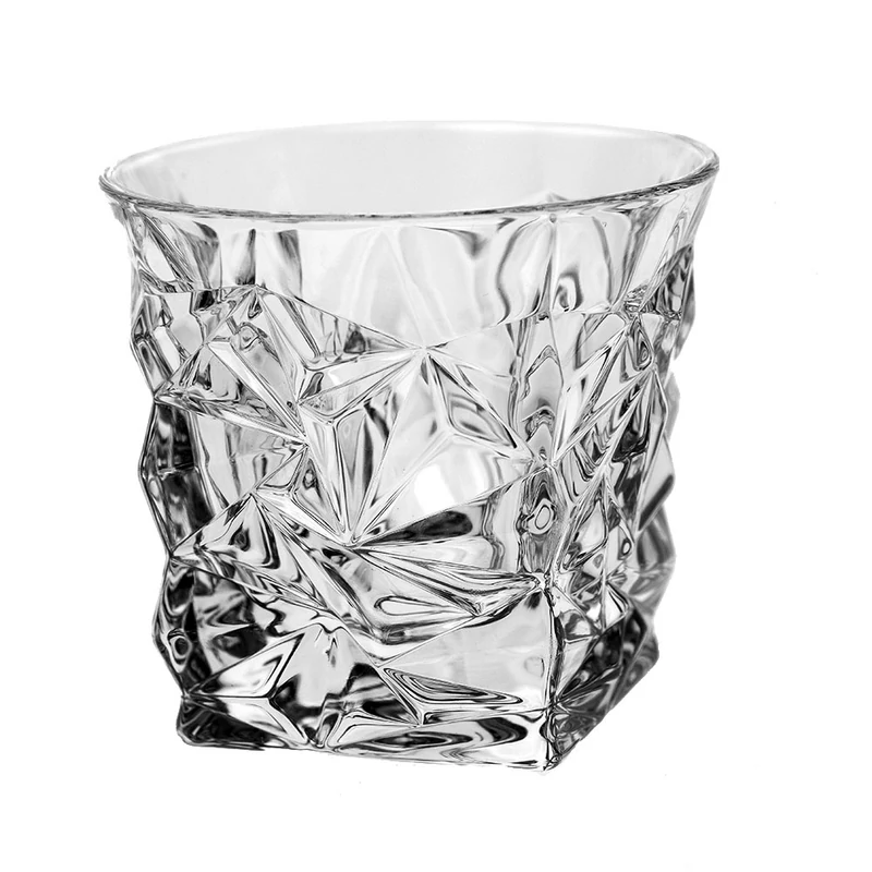 Modern, egyedi mintájú kristály whiskys pohár.