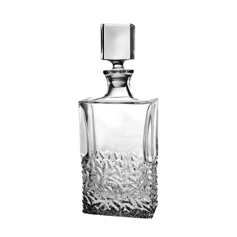 Modern mintájú kristály whiskys üveg.